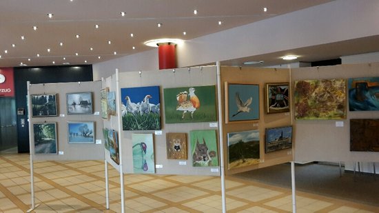 Ausstellung im Rathaus, es sind einige Stände mit Kunstobjekten zu sehen